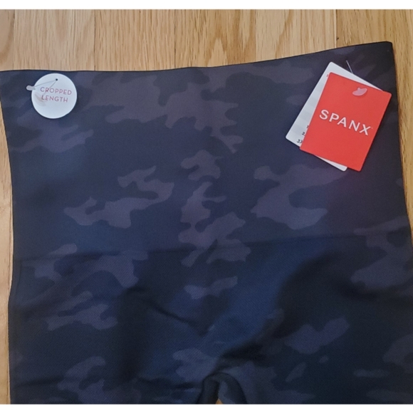 New Spanx Look at Me Now Seamless Cropped Leggings Size Small Black Camo - Picture 3 of 16